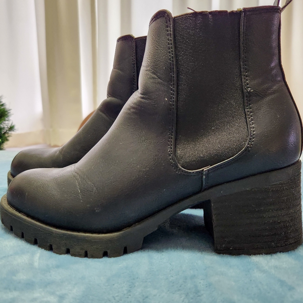 Black ankle boots - W Size 8 (pleather)